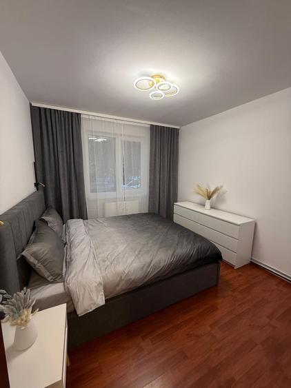 Apartament cu 4 camere decomandat în Central