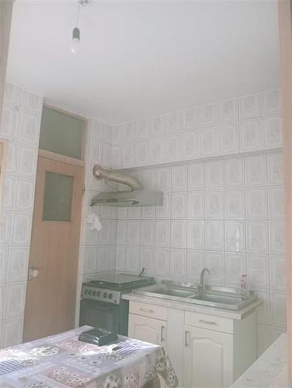 Apartament cu 4 camere semidecomandat în Rahova