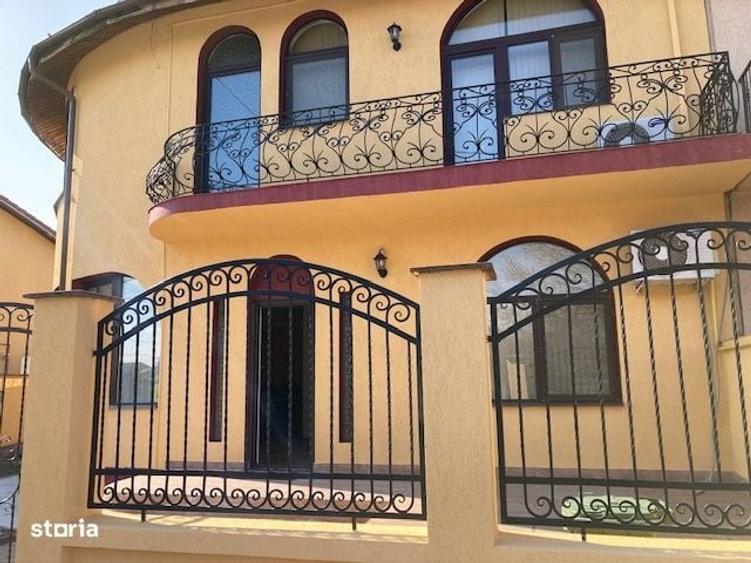 Casă cu 4 camere în Roșu