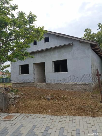 Casa la rosu cu teren inclus - 2