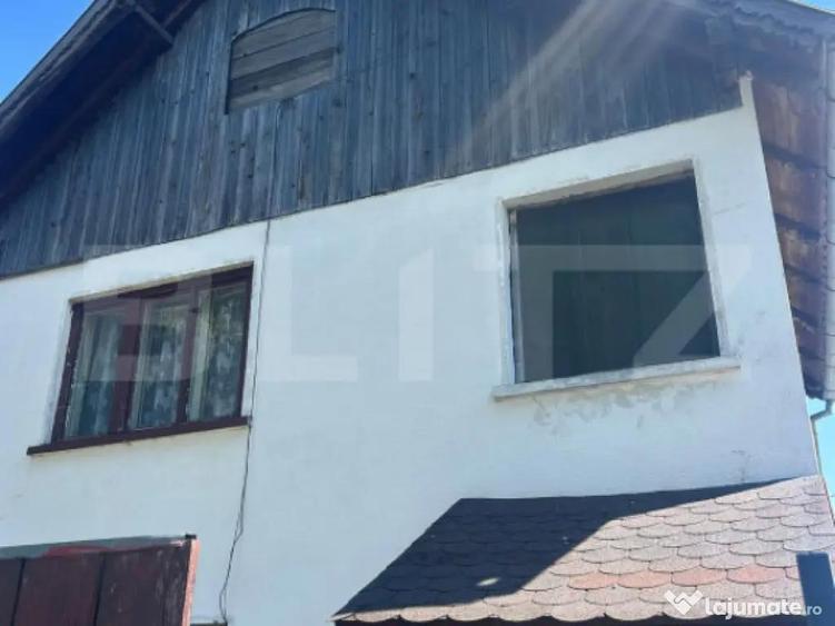 Teren ingradit si casa la rosu - 3