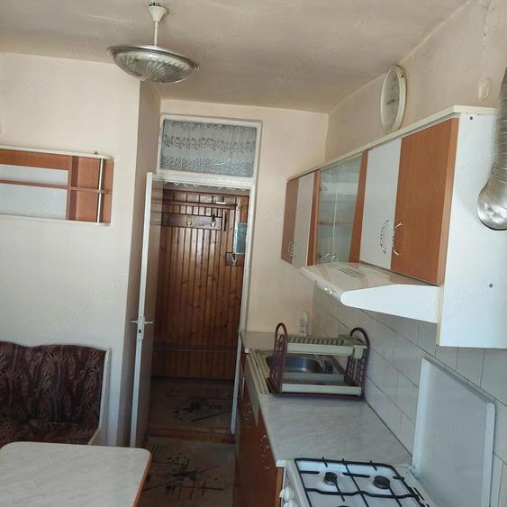 Apartament de vanzare - 3 camere 2 bai - 4