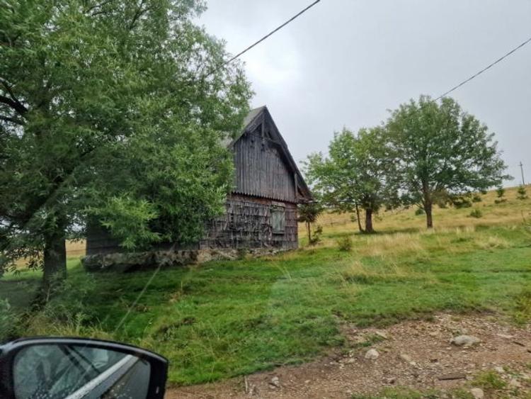 Vand teren si casa istorica in Giurcuta de Sus pe malul lacului - 2