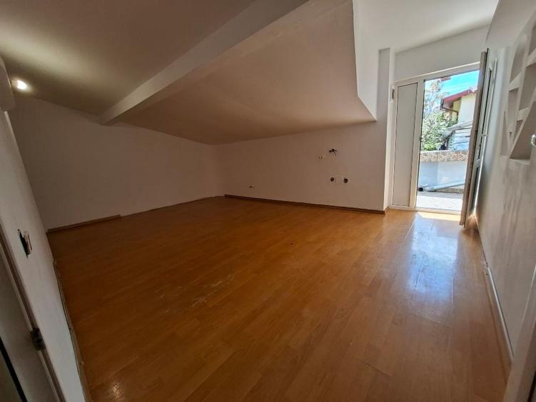 Piata Unirii, Calea Calarasilor, Hala Traian, PROPRIETAR, vand casa P+M, 4 cam. - 12