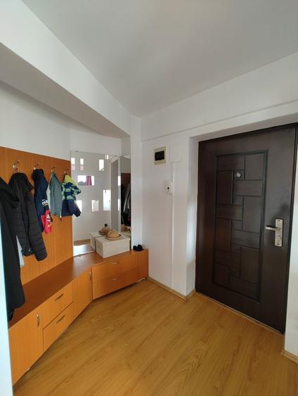 Persoana fizica vand apartament cu 2 camere mobilate & utilate langa RIVUS Piata 1 Mai - 7