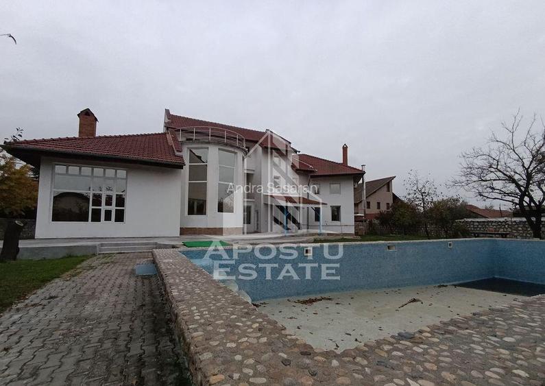Vila spa?ioasa cu piscina ?i teren generos (2500 mp)...