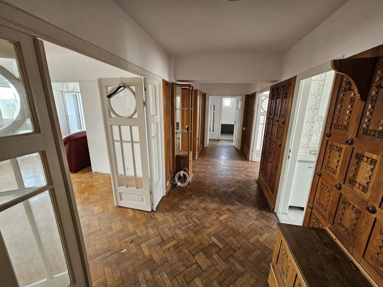 Apartament cu 4 camere decomandat în Obor
