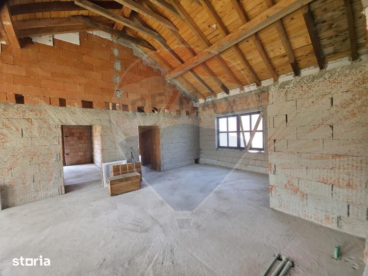 Casă cu 6 camere cu Teren 1680 Mp în Alexandru cel Bun