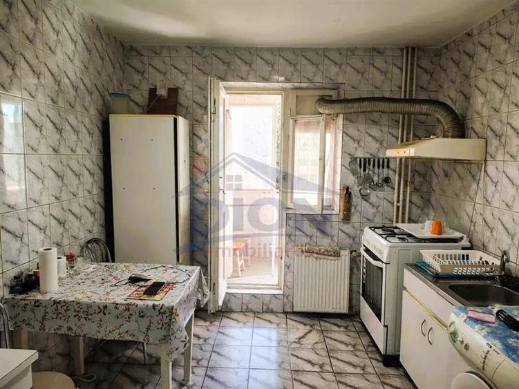 Apartament cu 3 camere semidecomandat, mobilat în Drumul Taberei