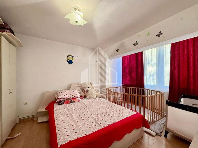 Apartament cu 3 camere semidecomandat, mobilat în Lunei