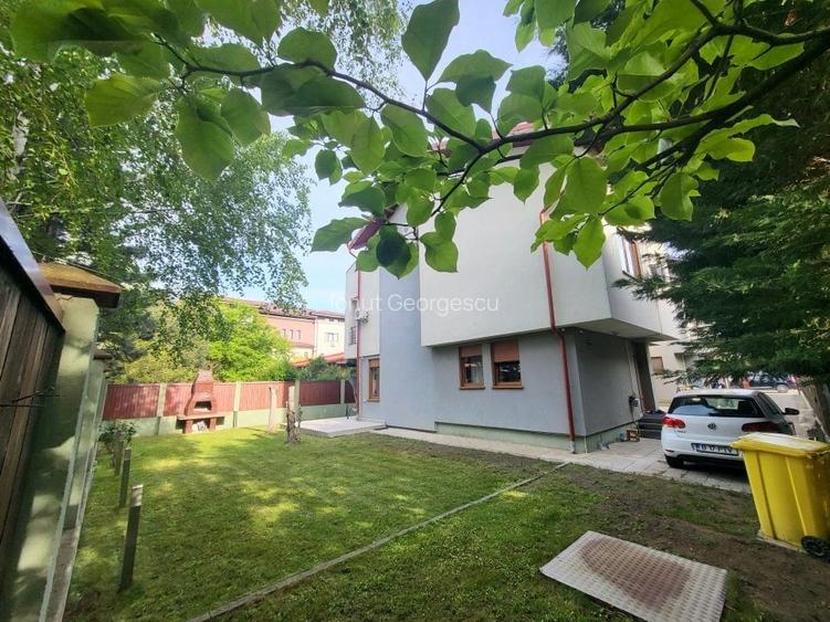 Pipera: Vila cu 6 dormitoare, garaj si curte generoasa, aflata intr-o zona linis