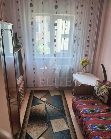 Apartament 3 camere în zona RETEZAT