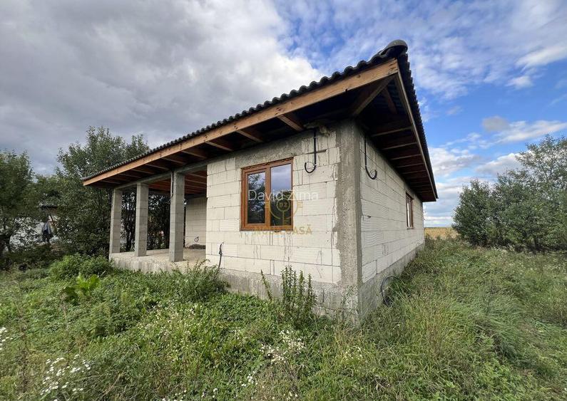!LISTARE NOUA! Casa de vanzare in Comuna Lazuri /Teren 38...