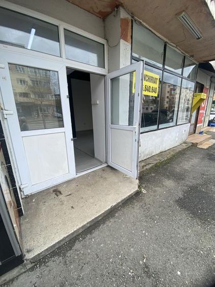 De inchiriat , disponibil imediat . - 2