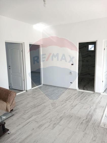 Casă cu 3 camere  toate utilitățile - 105.000E cu teren in  concesiune - 4