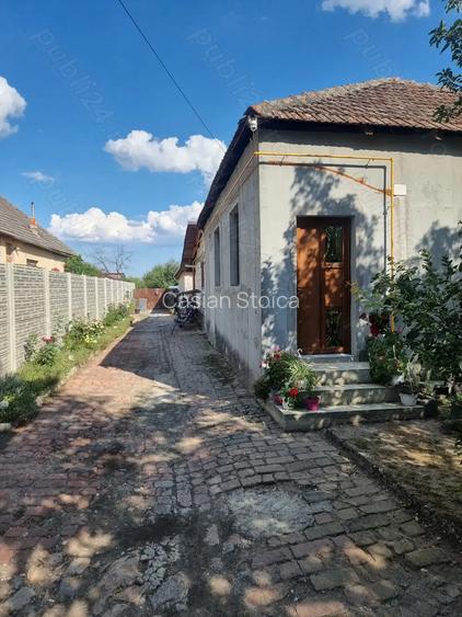 Casa de vanzare cu gradina mare in Covaci. Casa de vanzare cu gradina mare in Covaci.