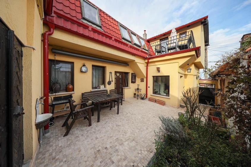 Casă deosebită de vânzare în centrul Brașovului - 1