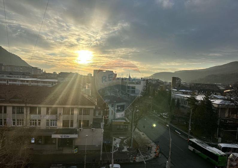 Apartament cu 3 camere de vanzare in zona Central - 1