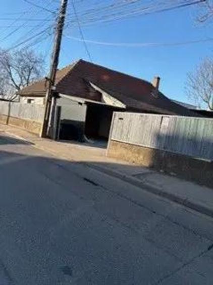 inchiriez casa impartita in 3 apartamente , curent trifazat si cu curte mare , langa Scoala British - 5