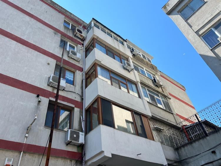 apartament decomandat, 3 camere, 2 balcoane, gaz, an 1972, 120.000 euro - 1