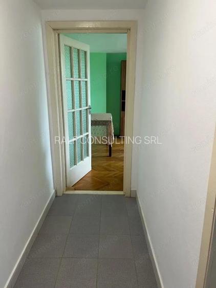 De vanzare apartament cu 2 camere, mansarda cladire in asociatie, etaj 3, zona parc, P-ta Crucii