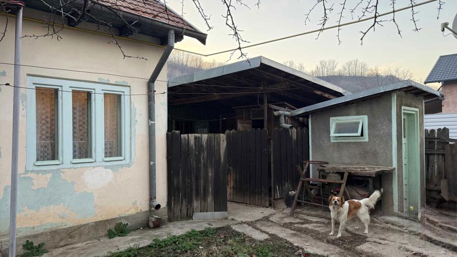 Casa batraneasca + teren de vanzare in Targu Ocna, strada Tisesti - 3