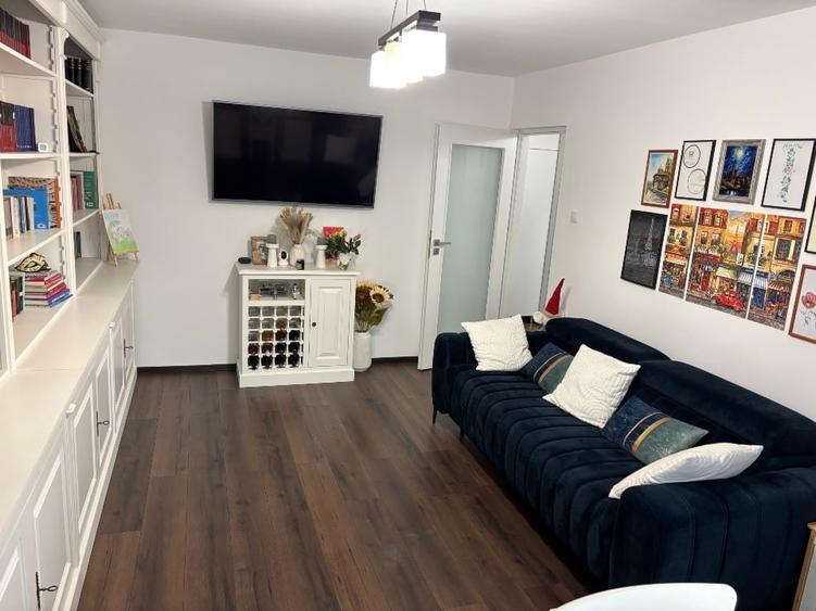 3 Camere, 70mp total, Et. 4/4 cu Acoperis, fără vecini deasupra, Izolat, An 1987 - 2