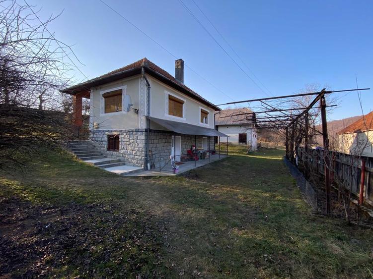 Casă cu 4 camere în Ciucea
