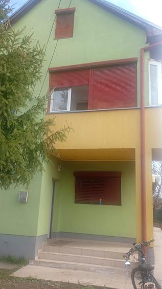 Inchiriere casa cu 3 camere si curte - 1