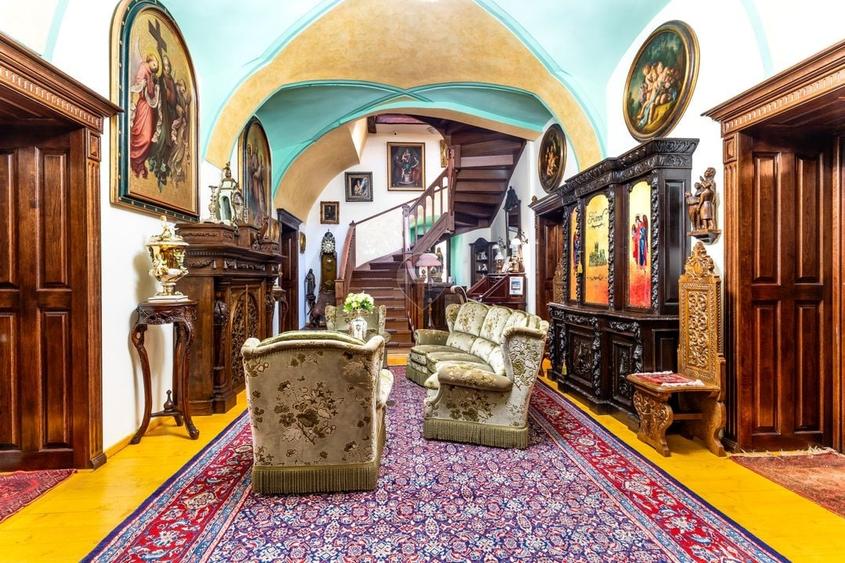 Casă individuală cu 11 camere cu Teren 792 Mp în Central