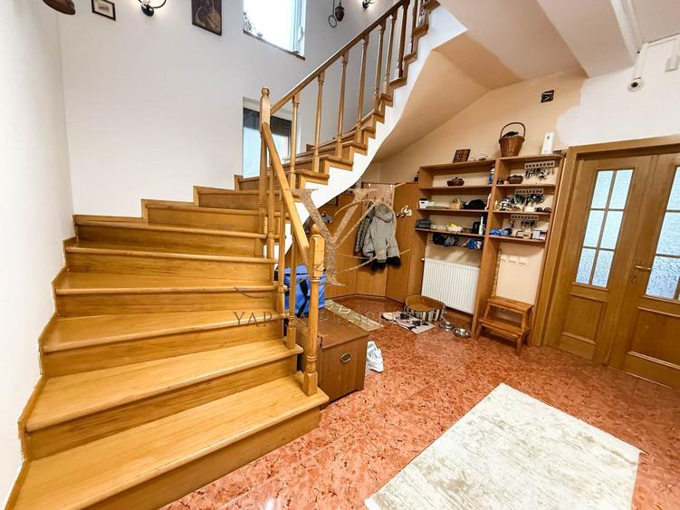 Casă individuală cu 14 camere cu Garaj în Odăile
