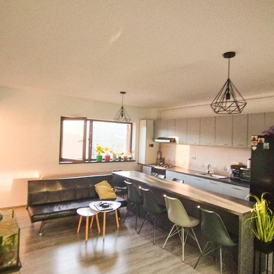 Apartament cu 4 camere semidecomandat, mobilat în Florești