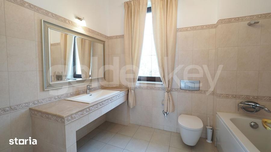 Casă cu 6 camere cu Teren 700 Mp în Central