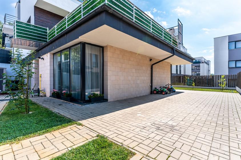 Duplex cu 4 camere cu Canalizare în Iris