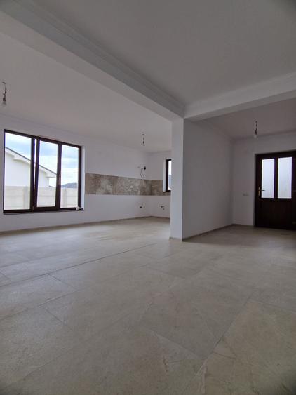 Casă cu 4 camere în Sântandrei