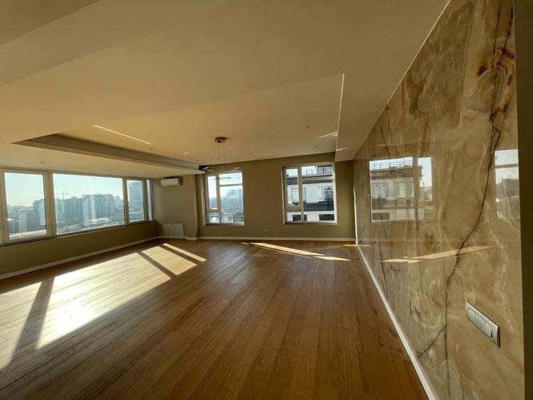 Penthouse cu 5 camere semidecomandat în Barbu Văcărescu