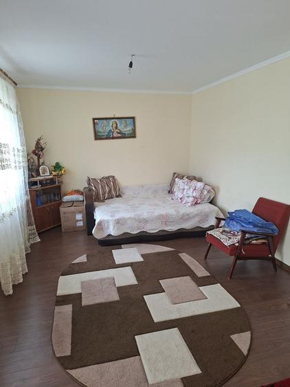Casă cu 3 camere decomandat în Central