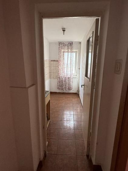 Apartament cu 3 camere semidecomandat în Cet