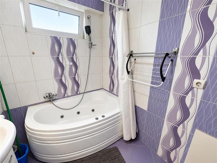 Apartament cu 3 camere decomandat, mobilat în Turnișor