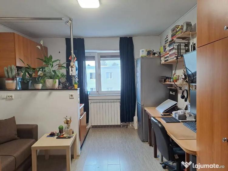 Garsoniera semidecomandata zona Piata Astra. - 2