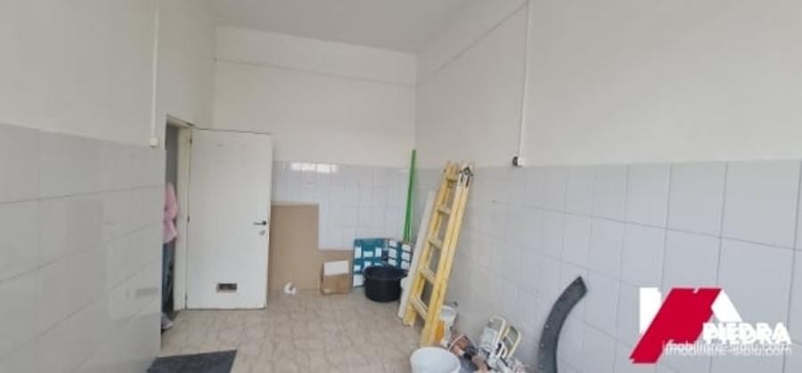 Inchiriez spatiu comercial situat in Strand, in zona de blocuri, suprafata 85mp - 8