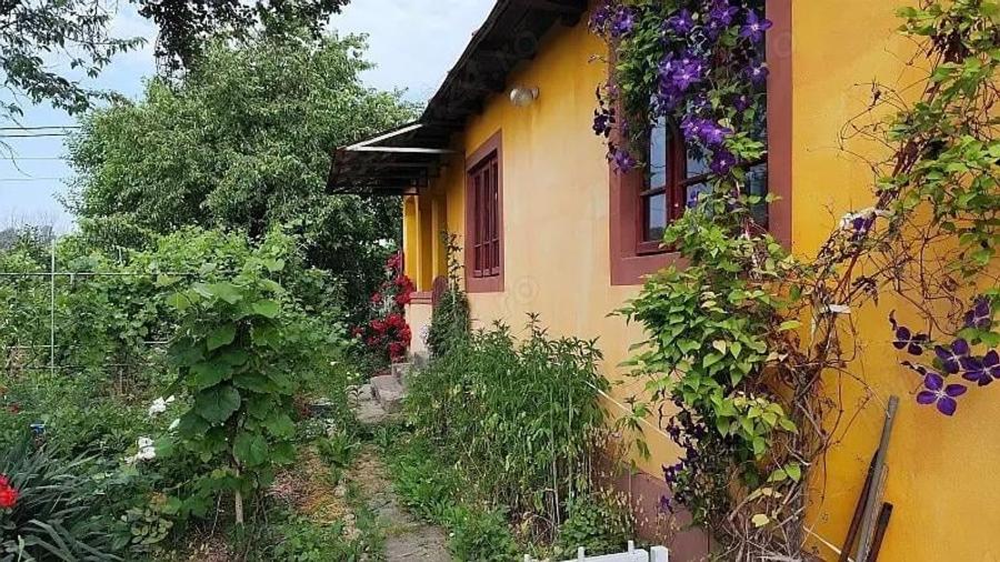 Vand casa cu teren. - 2