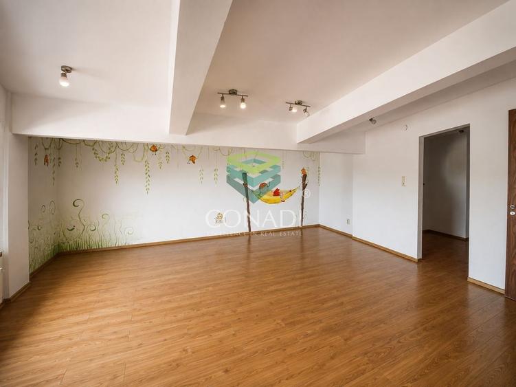 Casă individuală cu 8 camere cu Canalizare în Baicului