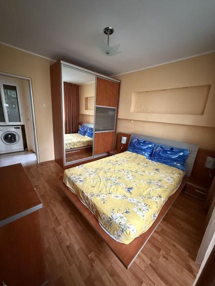 Apartament cu 3 camere semidecomandat, mobilat în Central