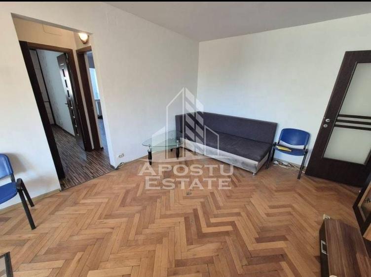 Apartament cu 3 camere de vanzare, centrala proprie, zona Dambovita - 2