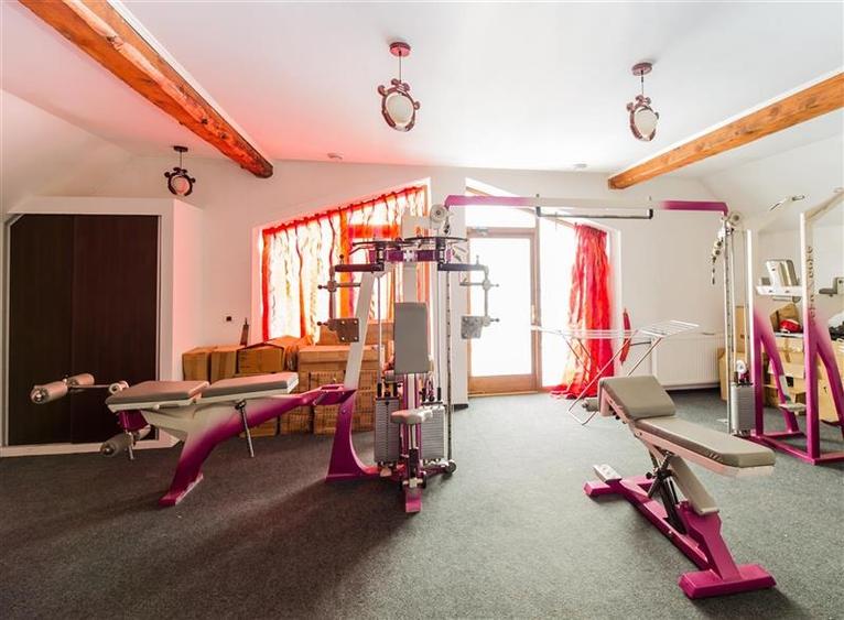 Film & Tur LIVE! Rafinament in cartier linistit, pe 30.000 mp teren paradis, fac - 40