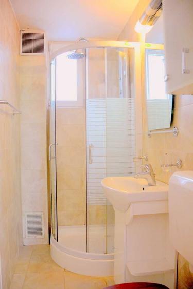 garsoniera P-ta Romana de inchiriat 450 euro. - 1