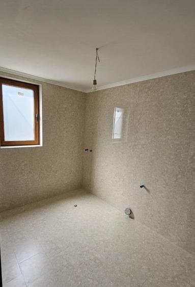Casa / Vila ( P + 1 ) De Vanzare Zona Burdujeni - 11