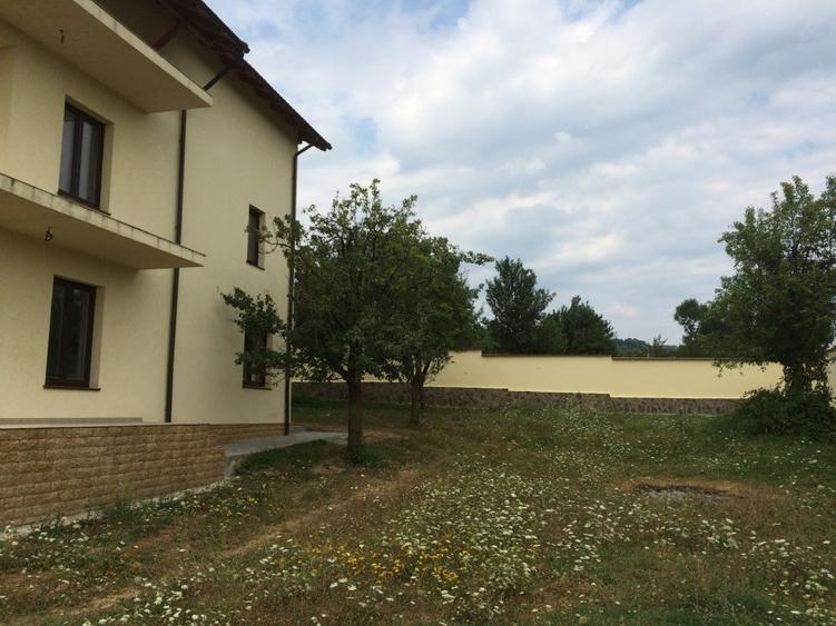 Casă cu 7 camere cu Teren 1300 Mp în Pucioasa-Sat