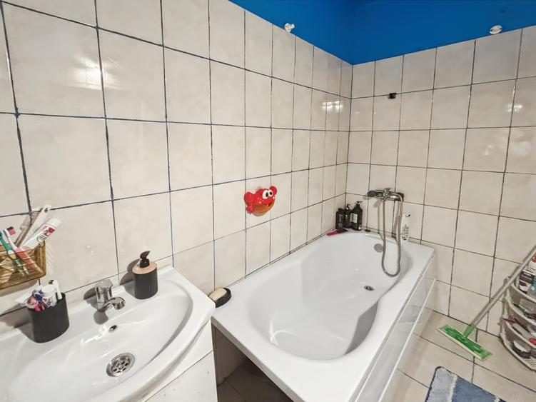Casă individuală cu 3 camere cu Canalizare în Km 5